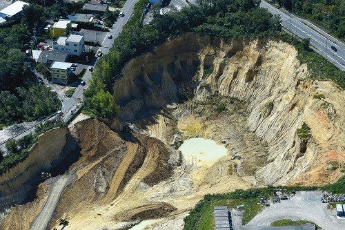 日本一採石場過度開採 致附近公路出現塌方危險