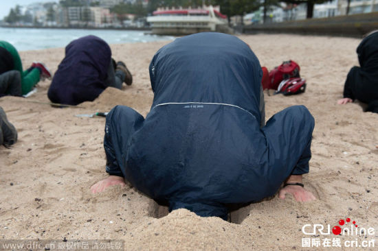 新西兰民众将头埋入沙子抗议政府坐视气候变暖