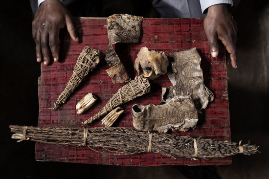 图中是达累斯萨拉姆巫医集市上出售的蛇皮,骨头,野猪牙,狗头骨以及