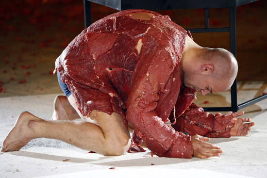 组图:克罗地亚演员穿生肉制成的服装表演