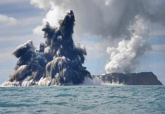 汤加海底火山图片