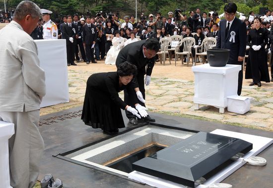 组图:韩国前总统卢武铉正式下葬