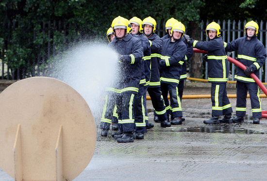 组图:英国消防队员进行毕业演习