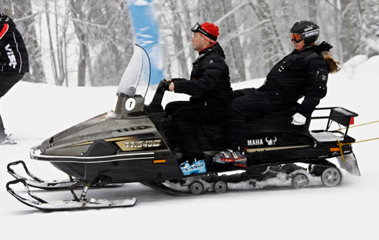 梅德韦杰夫(左)亲自驾驶滑雪车为普京当上了"司机".