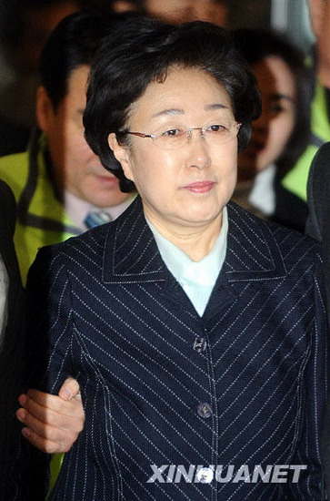 韩国前国务总理韩明淑因涉嫌受贿出庭受审