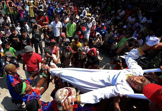 菲律宾信徒重演耶稣被钉在十字架上场面组图