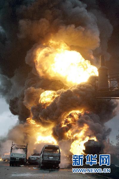 组图:尼日利亚三辆油罐车因交通事故发生爆炸