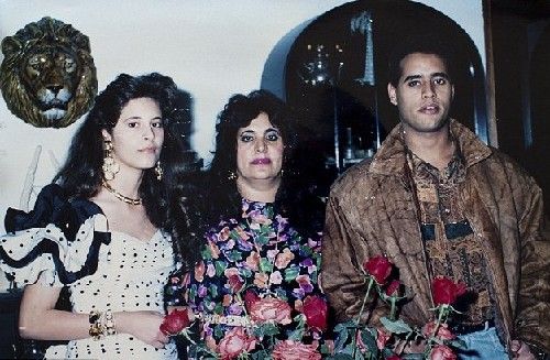 从左至右:卡扎菲唯一的女儿阿伊莎,卡扎菲妻子索菲娅以及儿子赛义夫