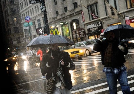 10月29日，在纽约曼哈顿，行人在风雪中行走。新华社记者申宏摄