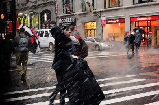 10月29日，在纽约曼哈顿，行人在风雪中艰难前行。新华社记者申宏摄