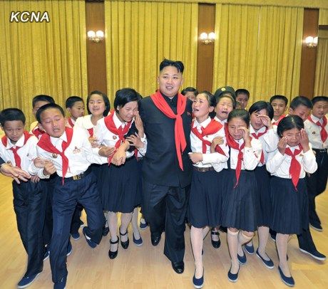 图为金正恩和朝鲜少年团团员。
