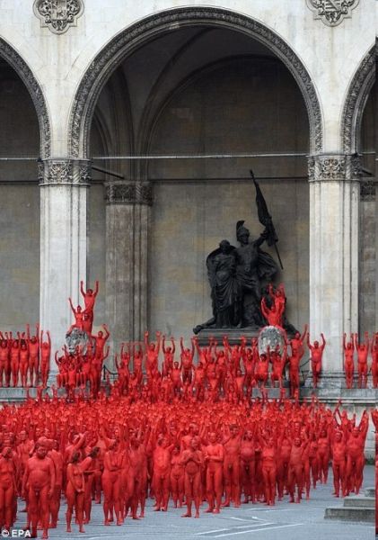 德国千余裸体人士喷红漆进行艺术表演(图)