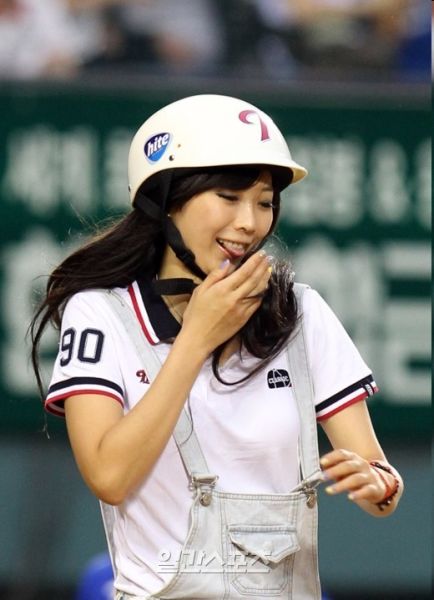 韩国棒球比赛女选手不慎掉球后吐舌卖萌图