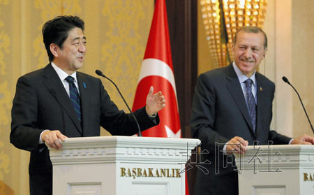 当地时间5月3日,日本首相安倍晋三(左)与土耳其总理埃尔多安在该国