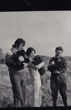 英国夫妇25年与熊同处情谊深厚感动世人图