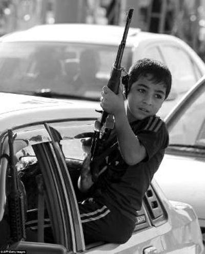 一名手持武器的伊拉克儿童