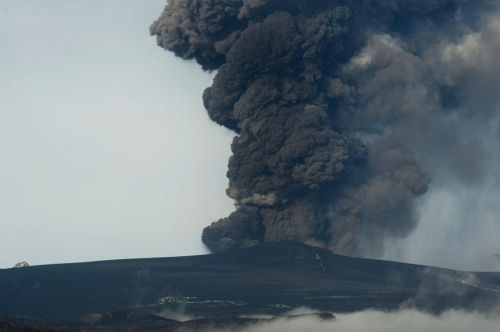 资料图:2010年,冰岛埃亚菲亚德拉火山爆发,飘散出大量的火山灰,导致