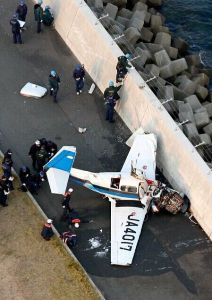 日本一架私人飞机在机场脱离跑道 2人重伤(图)