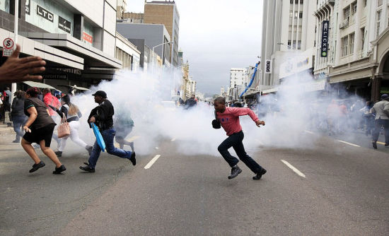 当地时间2015年4月16日,南非约翰内斯堡,警察发射催泪弹驱散反对外国
