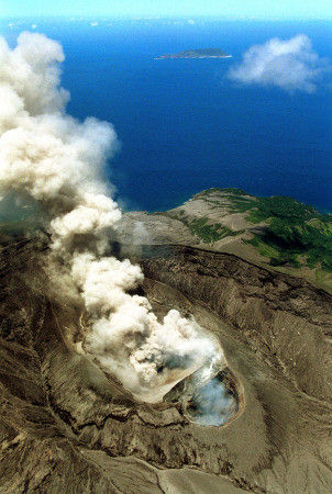 日本鹿兒島一火山噴發 噴出千米高有色煙雲(圖)