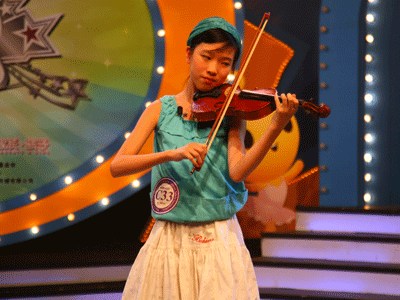 小选手演奏小提琴