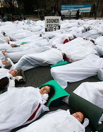 法国民众身罩白布当街横躺抗议安乐死(组图)