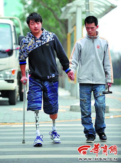 无脚考生拄拐上大学我要走着去报到图