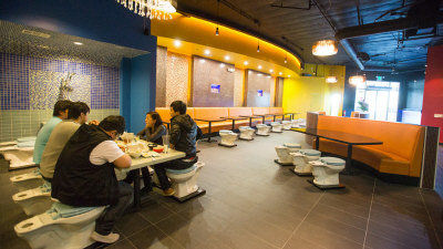 美引进厕所主题餐厅食客坐马桶品臭豆腐图