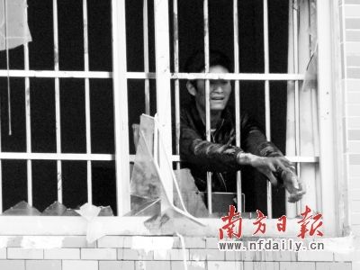 徐富金一边喊"救命",一边徒手砸破临街窗户的玻璃,鲜血染红了他的拳头