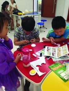 学生在上海信息技术学校参加“手工首饰制作”体验活动 学生在上海信息技术学校参加“手工首饰制作”体验活动