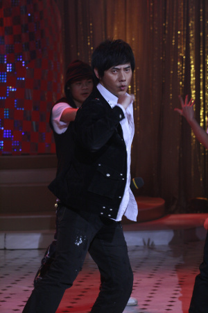 非常周末上演劲舞旋风曝潘玮柏曾断腿两次