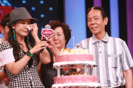 同学,死党到场为其庆生令苗圃开心不已,父母的出现更是让苗圃一时间不