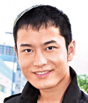 黄晓明12年前旧照曝光判若两人被指整容削骨