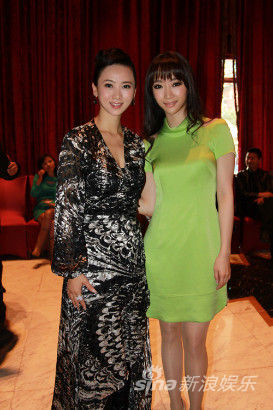 翁虹红毯上合影左起陈佩斯,翁虹,唐国强,刘全利,刘全和翁虹走红毯