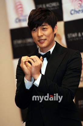 韩男星徐智锡完婚女歌手iu唱祝歌组图