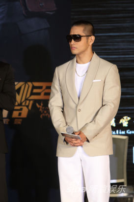 刘承俊黑超造型帅气逼人