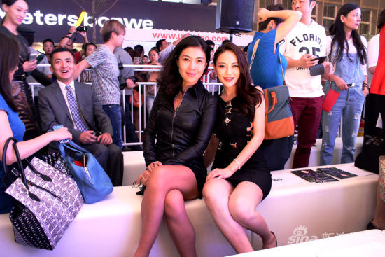 女星樊蕊出席时尚活动短裙清凉秀美腿