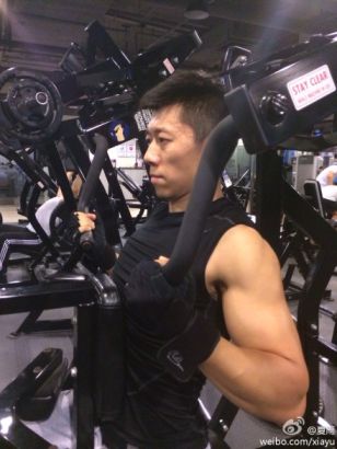 夏雨健身房秀肌肉