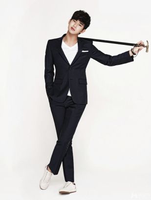 金秀贤照片《星星》剧照金秀贤拿魔方金秀贤录节目韩国出发都教授来自