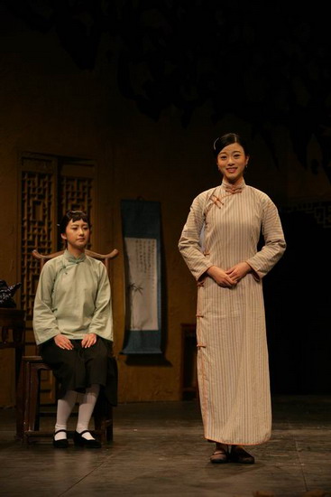 中戏学生重排话剧北京人纪念大师曹禺图