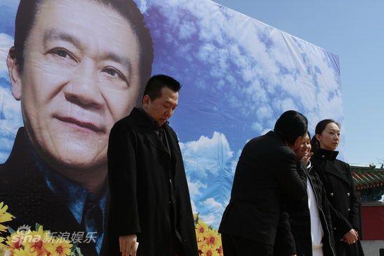 侯耀华(右)带领侯军,妞妞,侯瓒向来宾鞠躬致谢