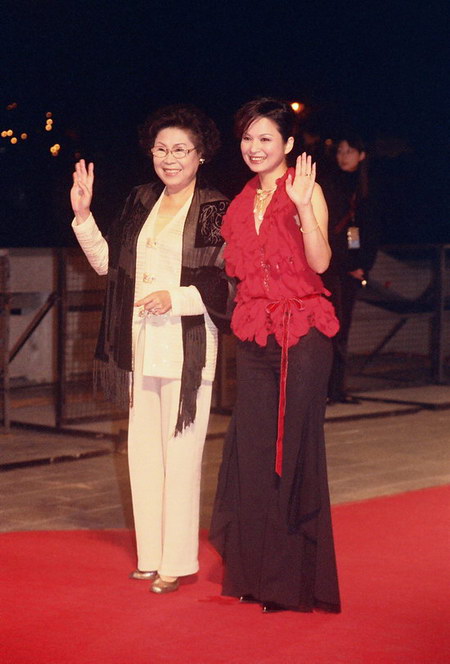 文英与杨贵媚在第40届金马奖颁奖式星光 大道上,接受贾咏婕及聂云访问