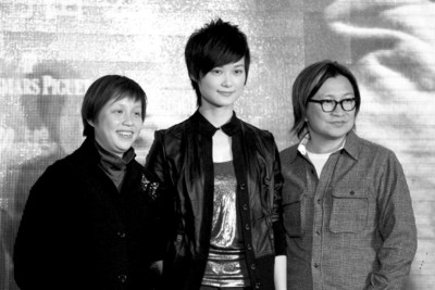 龙丹妮,李宇春和陈可辛(左起)在mv发布现场