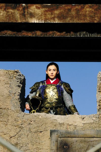 站在城墙上的"穆桂英"张柏芝英姿飒爽
