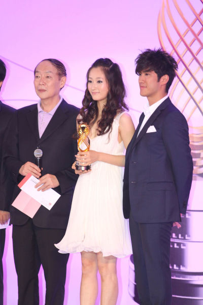 李治廷颁最佳新演员奖(左起汪天云,吕星辰,李治廷)