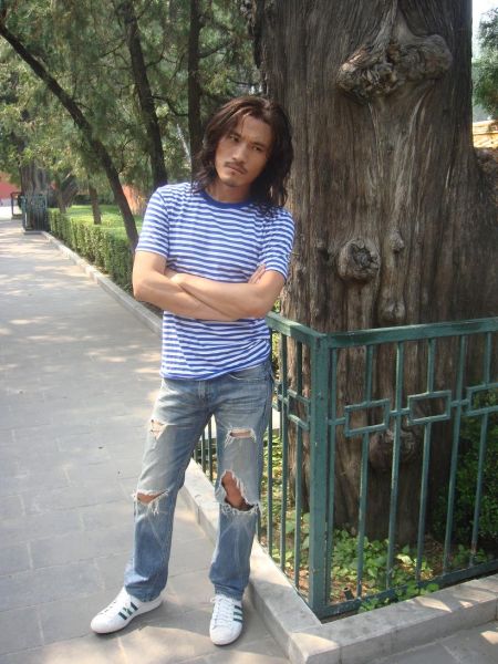 耿乐(微博)曝光了他在新电影《双人床条约》中的另类造型,一头长发