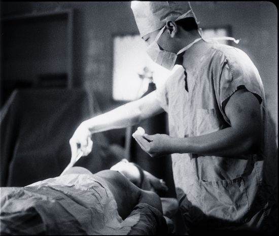 纪录片《金星小姐》的剧照,金星躺在手术台上