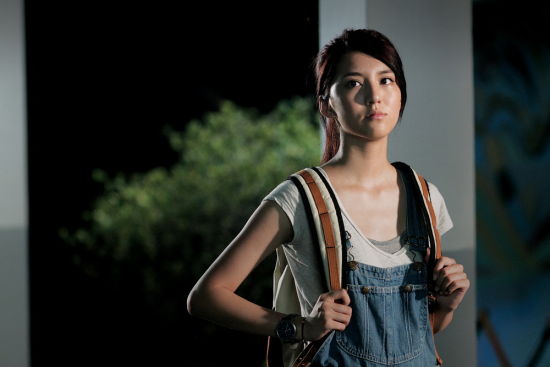 十八岁的香港嫩模吴千语在特集中透露了她参演《开心魔法》的诸