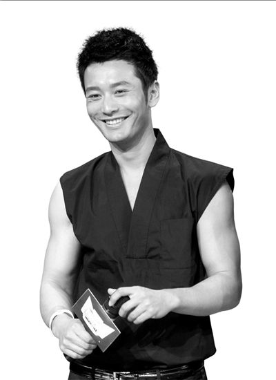 黄晓明现身电影《匹夫》见面会 大秀肌肉(图)