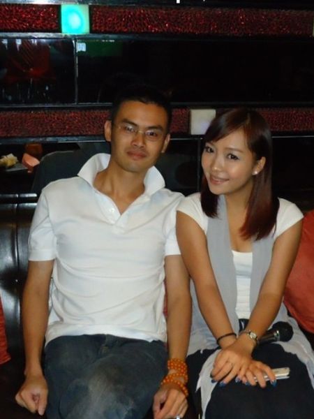 叶崇礼和演员萧若思合影